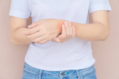 Kadın onun dirseğini tırmalamak.