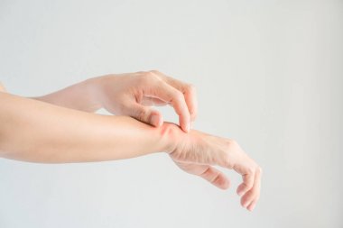 Bileğini tırmalamak kadın.