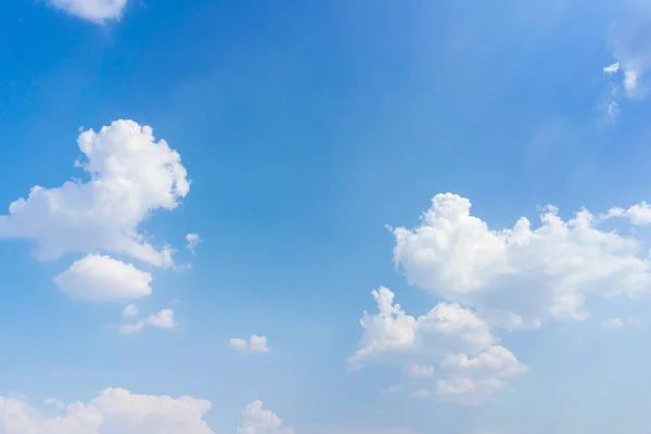 Nubes con fondo de cielo azul. — Foto de Stock