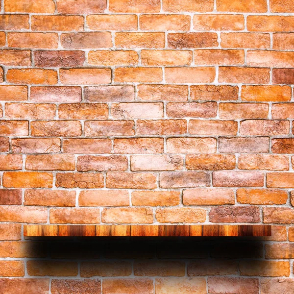 赤レンガの壁に木製の棚の空トップ. — ストック写真