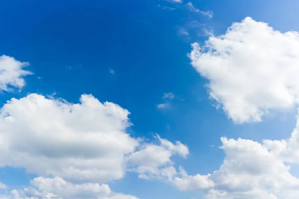 Blauwe lucht natuurlijke achtergrond. — Stockfoto