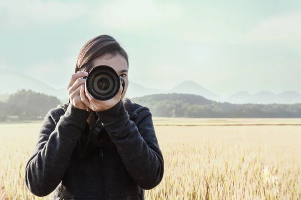 Reiziger jong fotograferen met rijstvelden achtergrond. — Stockfoto