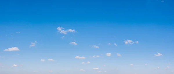 Panorama cielo y nubes fondo natural . — Foto de Stock
