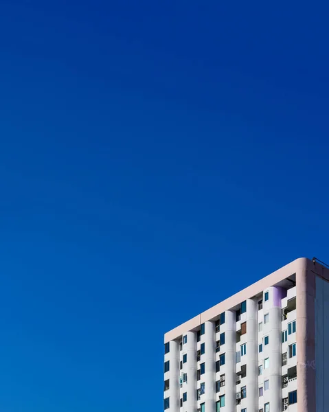 Oude flatgebouwen in de stad met blauwe lucht. — Stockfoto