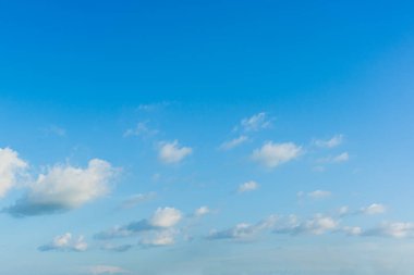 Mavi gökyüzü ve bulutlar doğal arka plan.