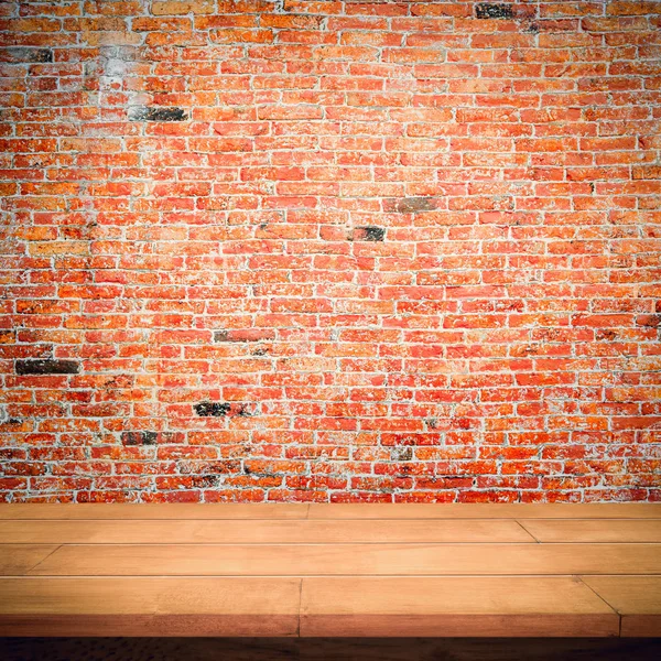Empty wooden table with red brick wall background. — Stock Photo, Image