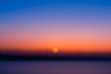 Güneşin sabah doğuşunun bulanık görüntüsü.