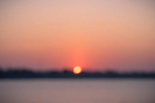 Immagine sfocata del sole che sorge al mattino . — Foto Stock
