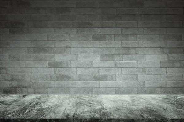 Mesa de hormigón vacía con fondo de pared de ladrillos viejos . — Foto de Stock