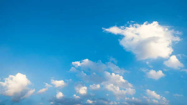 Hermoso cielo azul y nubes de fondo natural. — Foto de Stock