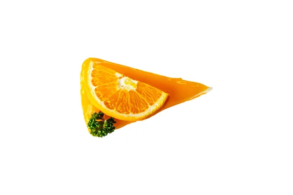 Gâteau orange sur fond blanc. — Photo