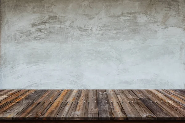Mesa de madera vacía con fondo de pared de hormigón crudo . — Foto de Stock