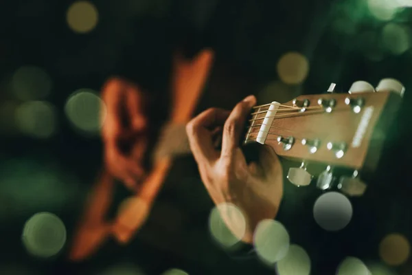 Musiker Spelar Gitarr Sin Konsertföreställning — Stockfoto