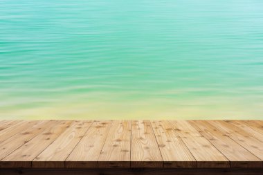 Yazın ahşap zeminin üstü bulanık denizle kaplanmış..