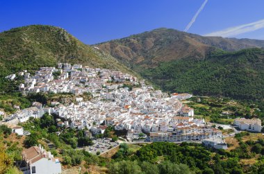 Ojen - Andalusia, Güney İspanya, il Malaga tipik beyaz şehirde genel görünümü 