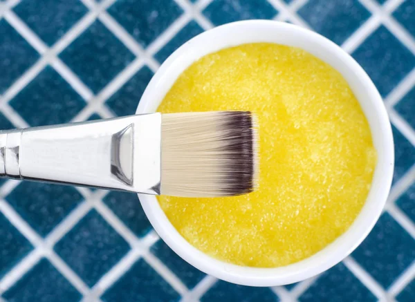 Topeng kosmetik kuning (scrub) dalam mangkuk, tampilan atas Stok Lukisan  