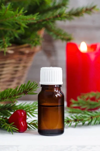 Liten flaska eterisk olja och gran grenar. Julklapp eller alla hjärtans gåva. Aromaterapi och spa-koncept. — Stockfoto