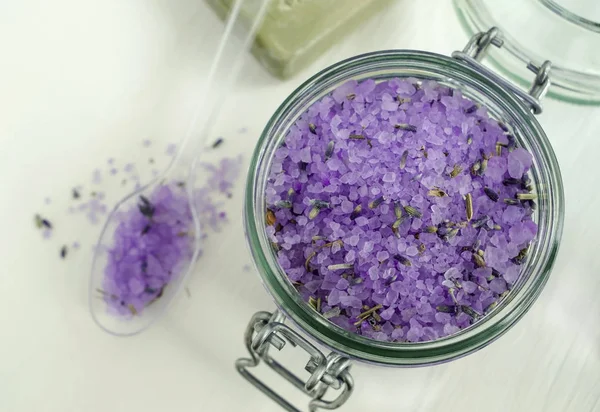 Garam mandi dengan ekstrak lavender dan lavender kering (tampilan atas ) — Stok Foto