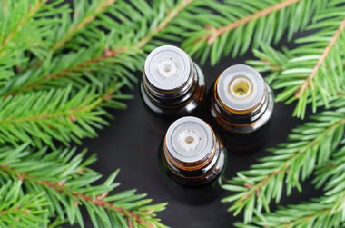 Temel Ladin (FIR) petrol üç küçük şişe