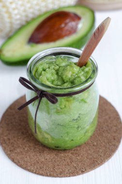 Ev yapımı avokado maskesi bir cam kavanoza. Püresi avokado hazırlanan ve zeytin yağı. DIY kozmetik. 