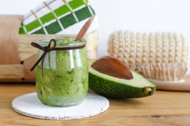 Ev yapımı avokado maskesi bir cam kavanoza. Püresi avokado hazırlanan ve zeytin yağı. DIY kozmetik. 