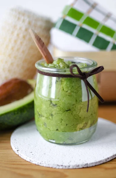 Hausgemachte Avocado-Maske in einem Glas. zubereitet aus pürierter Avocado und Olivenöl. diy kosmetik. — Stockfoto