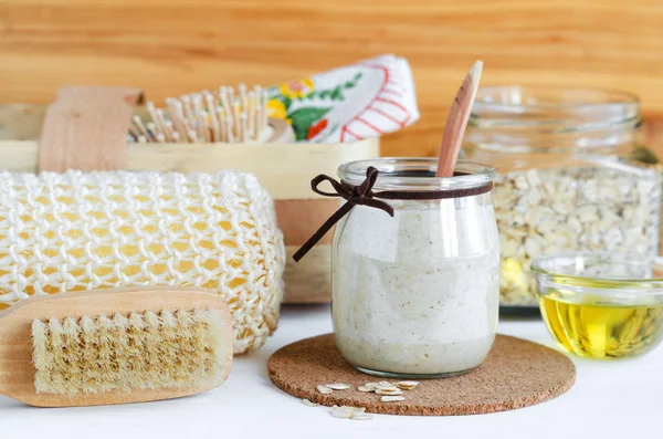 Máscara de avena casera en un frasco de vidrio. Frote suave para la piel sensible. Cosméticos bricolaje . —  Fotos de Stock