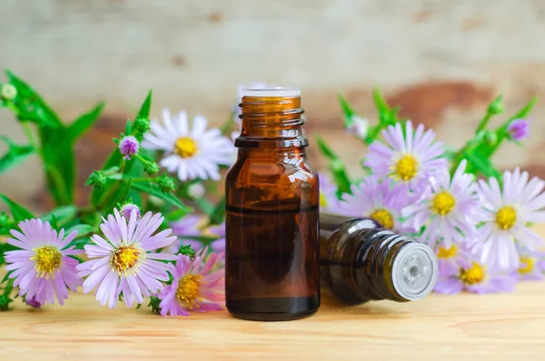 Pequeñas botellas de aceite aromático esencial (extracto de hierbas, tintura, infusión ) —  Fotos de Stock
