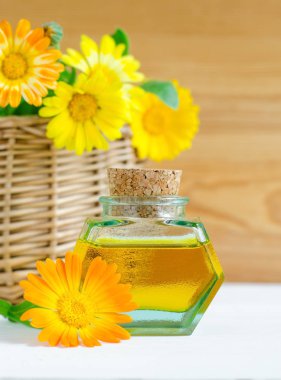 Spa, Masaj ve aromaterapi için doğal aroma petrol ve calendula çiçek küçük şişe 
