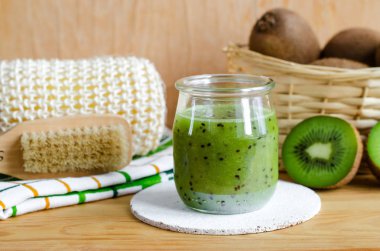 Ev yapımı kivi meyve güzellik maskesi (bodur) bir cam kavanoza. DIY kozmetik.