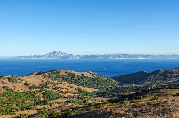 Vistas del Estrecho de Gibraltar y la montaña Jebel Musa en Marruecos desde el lado español, provence Cádiz, Andalucía, España —  Fotos de Stock
