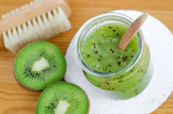 Homemade kiwi fruit beauty mask (scrub) in a glass jar. DIY cosmetics. — Stock Photo, Image