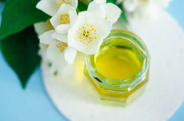 Minyak pijat Aroma (parfum) dengan sari melati. Konsep spa — Stok Foto