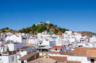 Monda - Andalusia, Güney İspanya, provence Malaga'da tipik beyaz şehir görünümünü