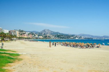 Malagueta Plajı Malaga şehir görünümünü. Andalusia, Costa del Sol, Güney İspanya. 