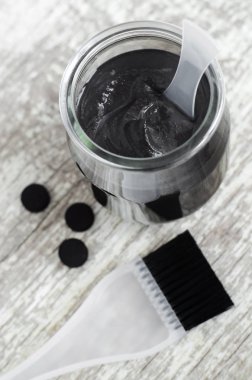 DIY kömür yüz maskesi küçük bir seramik kase. Ev yapımı kozmetik.