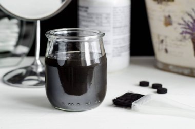 DIY kömür yüz maskesi küçük bir seramik kase. Ev yapımı kozmetik.