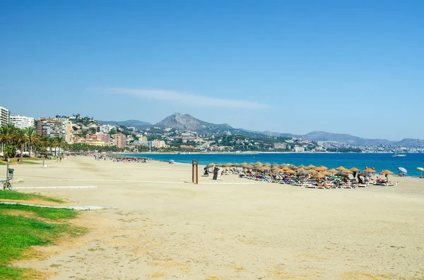 Malagueta Plajı Malaga şehir görünümünü. Andalusia, Costa del Sol, Güney İspanya. 