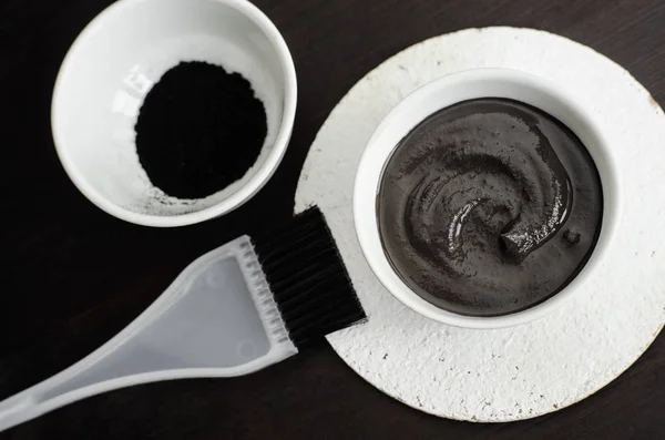 DIY kömür yüz maskesi küçük bir seramik kase. Ev yapımı kozmetik.