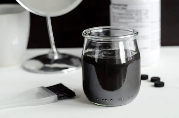 DIY kömür yüz maskesi küçük bir seramik kase. Ev yapımı kozmetik.