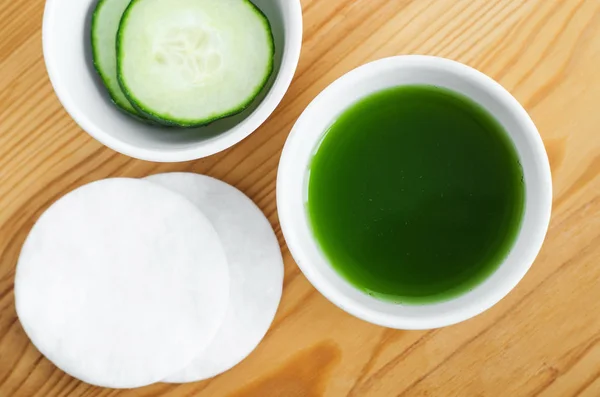 Jus mentimun dalam mangkuk keramik kecil untuk menyiapkan toner wajah alami. Kosmetik buatan sendiri . — Stok Foto