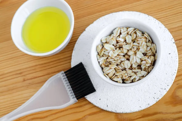 Płatki owsiane i oliwy z oliwek w małe miski ceramiczne do przygotowania Maseczki i peelingi. Składniki na kosmetyki domowej roboty. — Zdjęcie stockowe