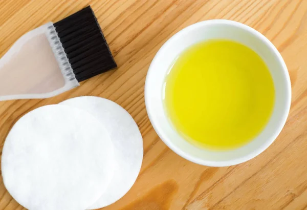 Оливковое масло в небольшой керамической миске для приготовления домашней маски для лица и волос. Ингредиенты для сухой косметики . — стоковое фото
