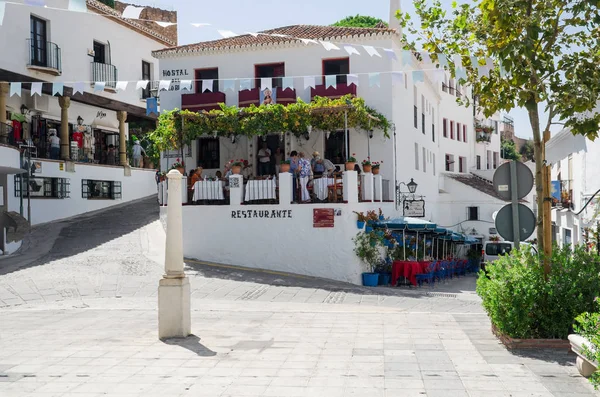 ミハス、アンダルシア ・ スペイン - 9 月 7 日: 通りのミハスの小さなレストラン - 2016 年 9 月 7 日スペイン、コスタ ・ デル ・ ソル ミハス プロヴァンス マラガ, スペイン南部アンダルシアの典型的な白い町 — ストック写真