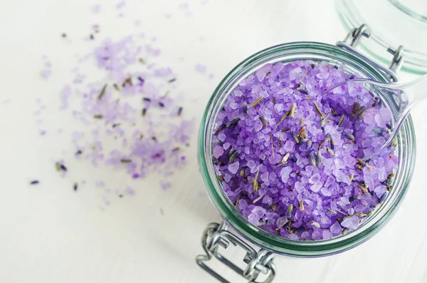 Garam mandi aroma dengan ekstrak lavender dan lavender kering (top view, close up, copy space ) — Stok Foto