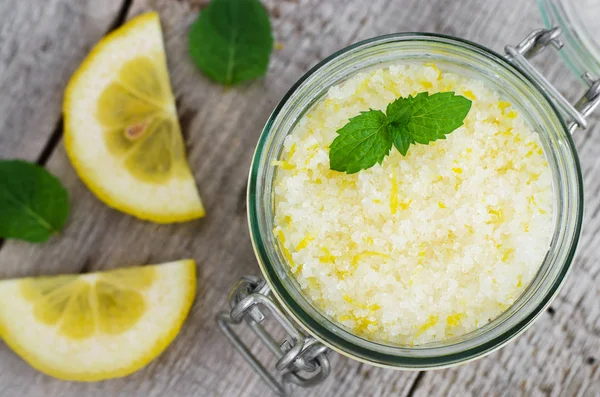 Homemade scrub made of sea salt, lemon peel, lemon juice, and essential mint oil — Stock Photo, Image