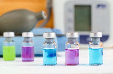 Çeşitli tıbbi şişeleri enjeksiyonlar için kümesi. Ampul bir sıvı ilaç mavi, pembe ve yeşil renkleri ile. Gençlik enjeksiyonlu küçük şişeler. 