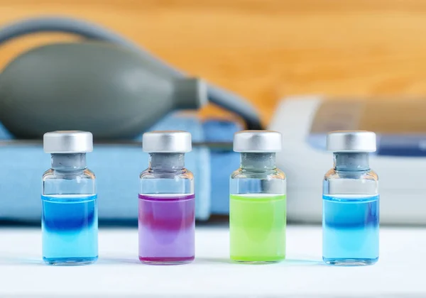 Set van verschillende medische flesjes voor injecties. Ampullen met een vloeibaar medicijn blauw, roze en groene kleuren. Kleine flesjes met injectie van jeugd. — Stockfoto