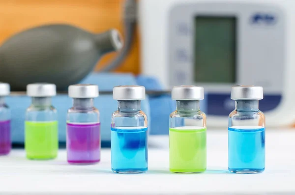 Set verschiedener medizinischer Fläschchen für Injektionen. Ampullen mit einem flüssigen Medikament blau, rosa und grün. Fläschchen mit Jugendspritze. — Stockfoto