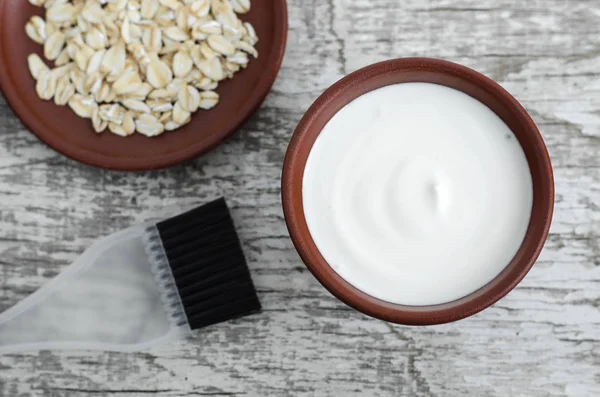 Topeng buatan sendiri yang terbuat dari krim asam (greek yogurt), minyak zaitun dan oatmeal. Kosmetik diy — Stok Foto